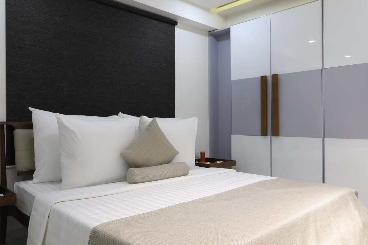 Hotel Ebony Residency Ahmedabad Esterno foto