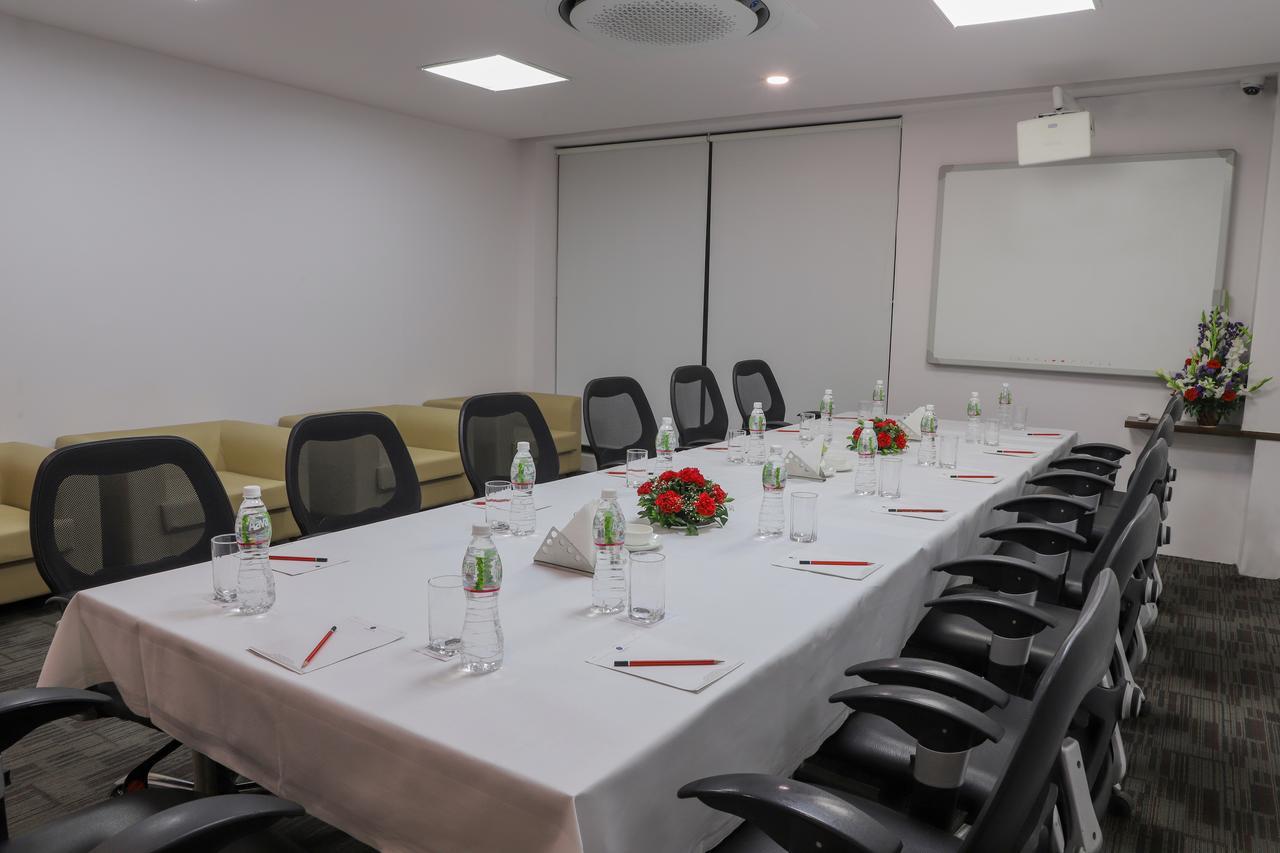 Hotel Ebony Residency Ahmedabad Esterno foto
