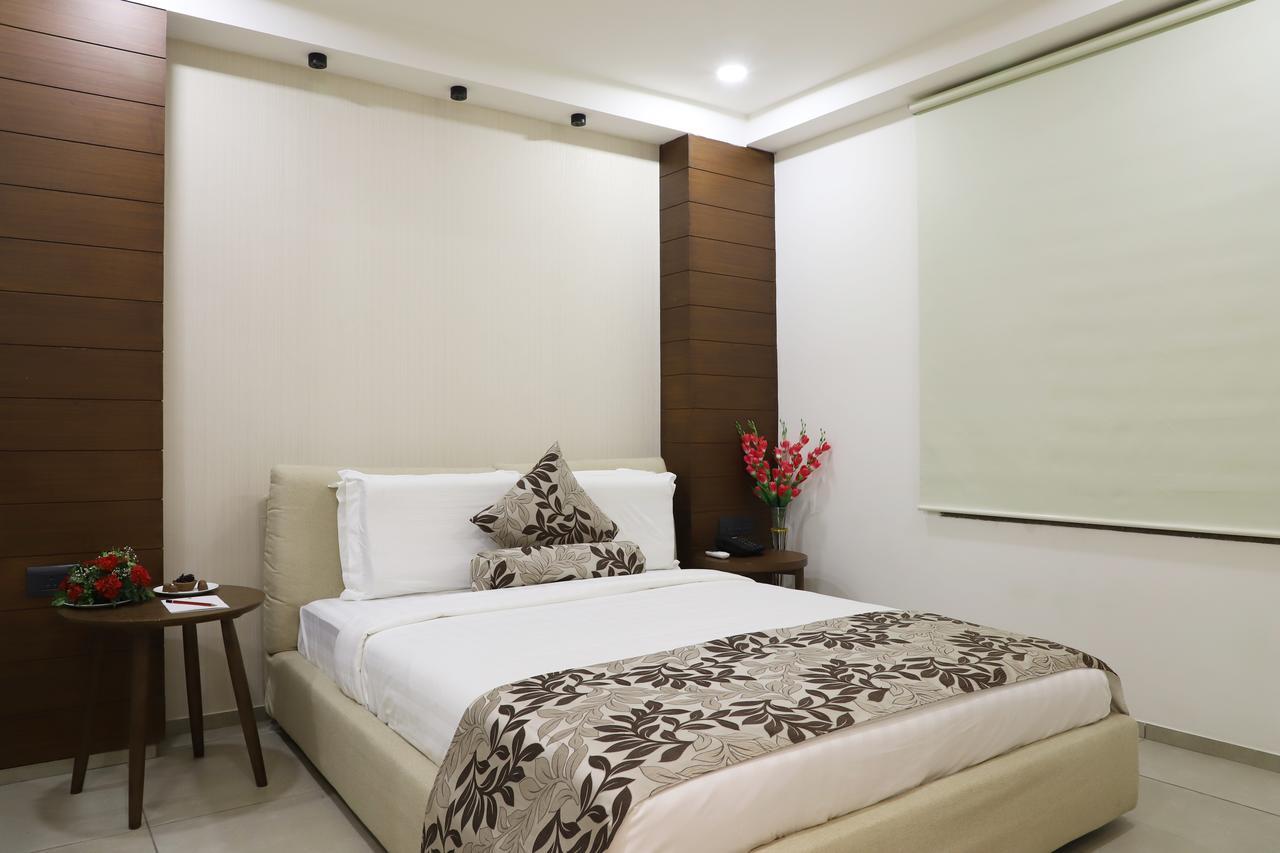 Hotel Ebony Residency Ahmedabad Esterno foto
