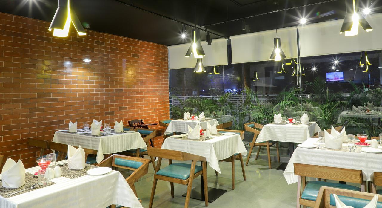 Hotel Ebony Residency Ahmedabad Esterno foto