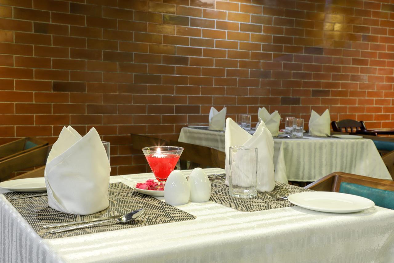 Hotel Ebony Residency Ahmedabad Esterno foto