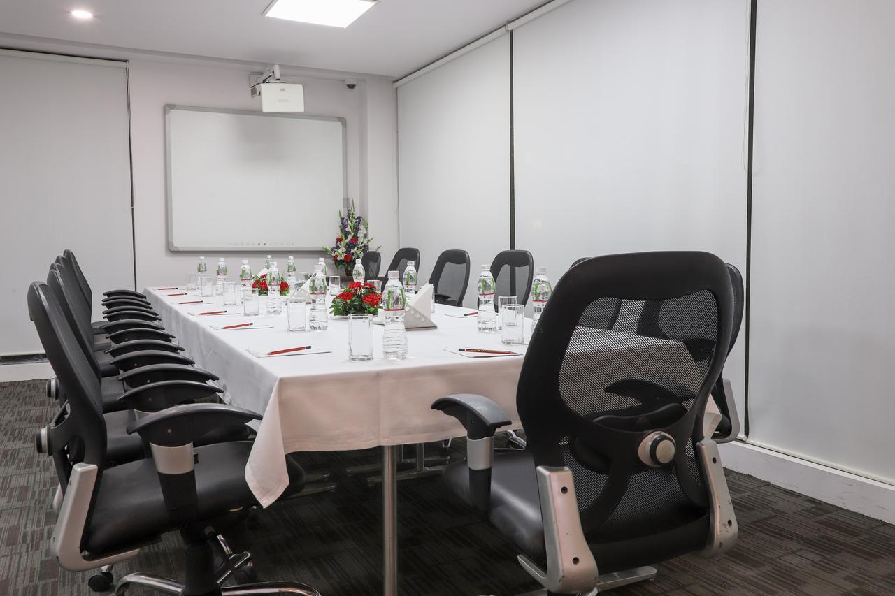 Hotel Ebony Residency Ahmedabad Esterno foto